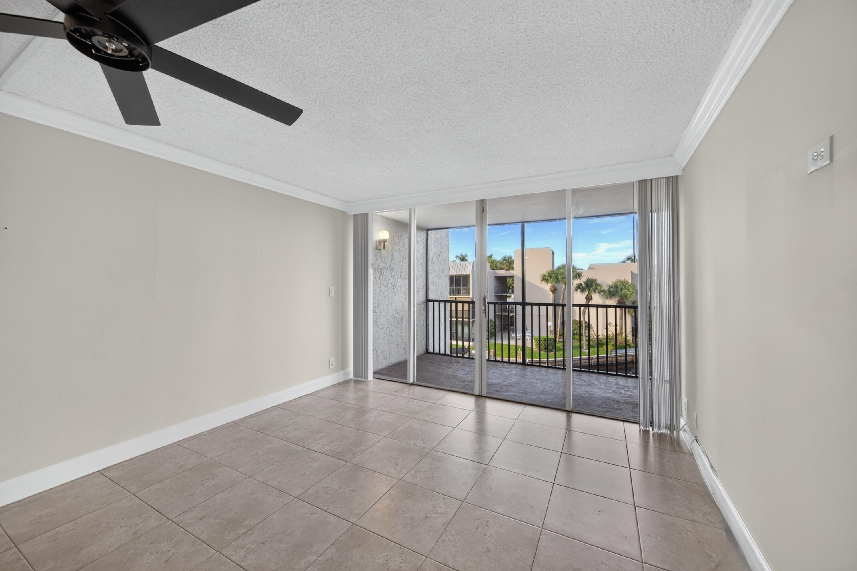 6 ROYAL PALM Way 307
