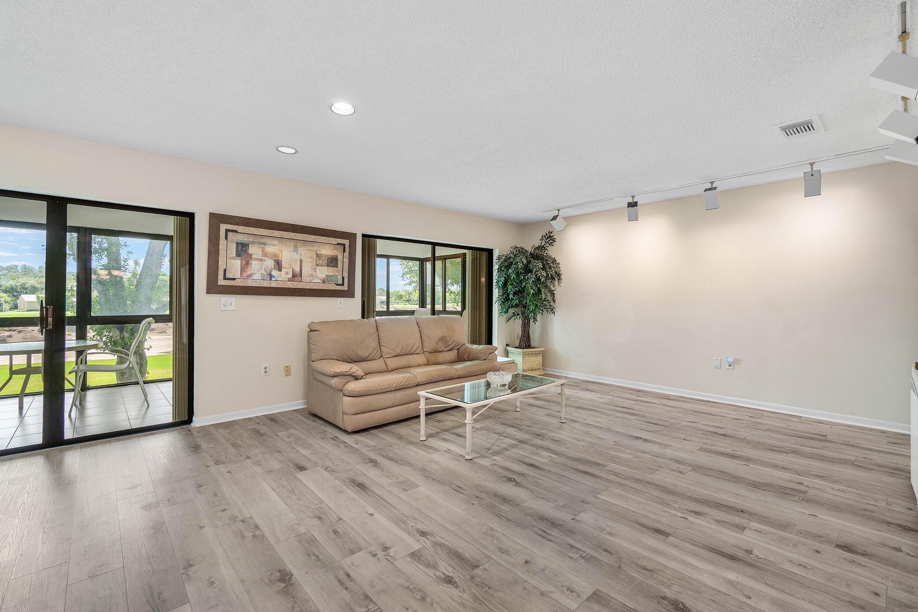 37 Stratford Lane W D