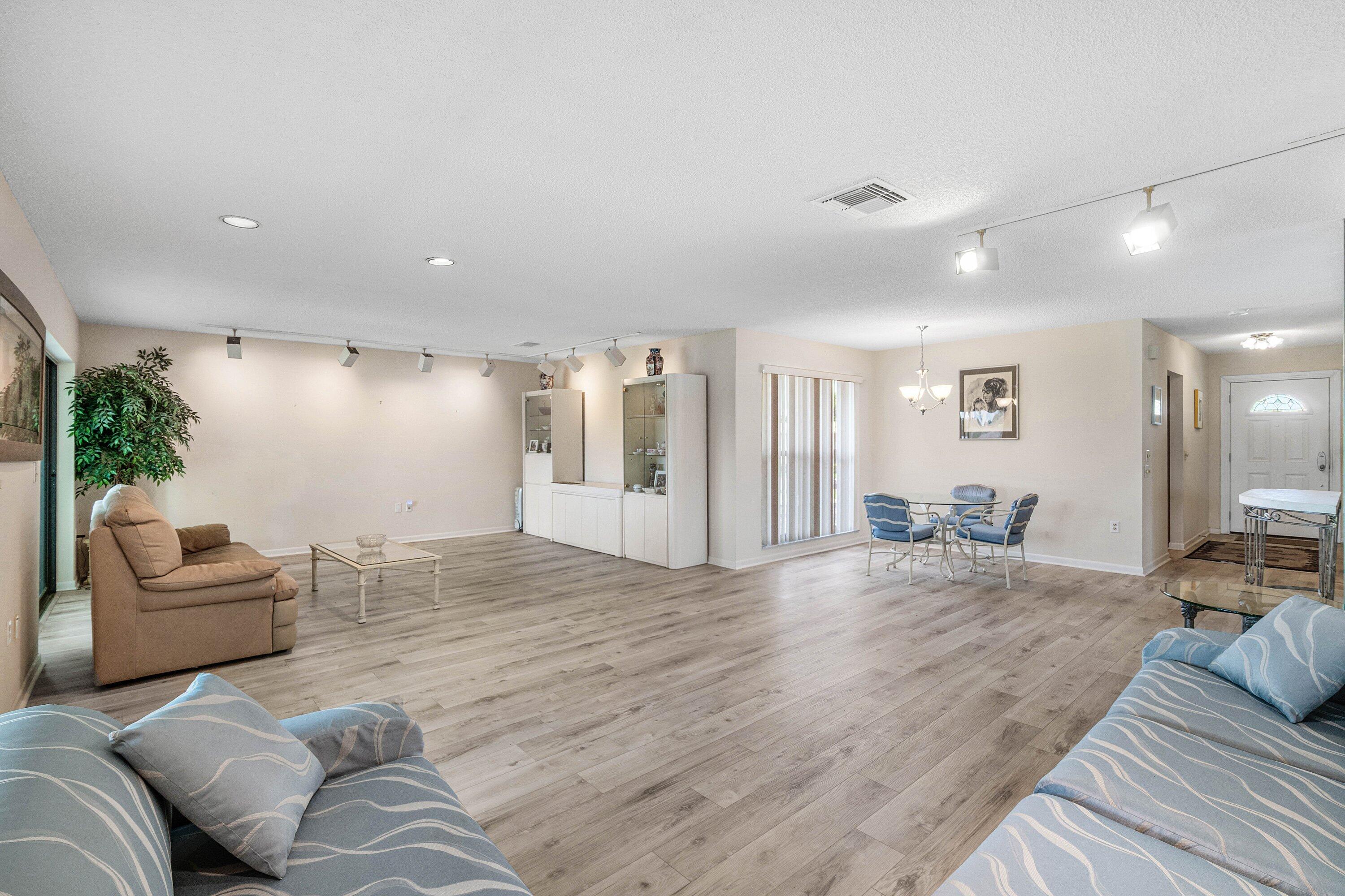 37 Stratford Lane W D