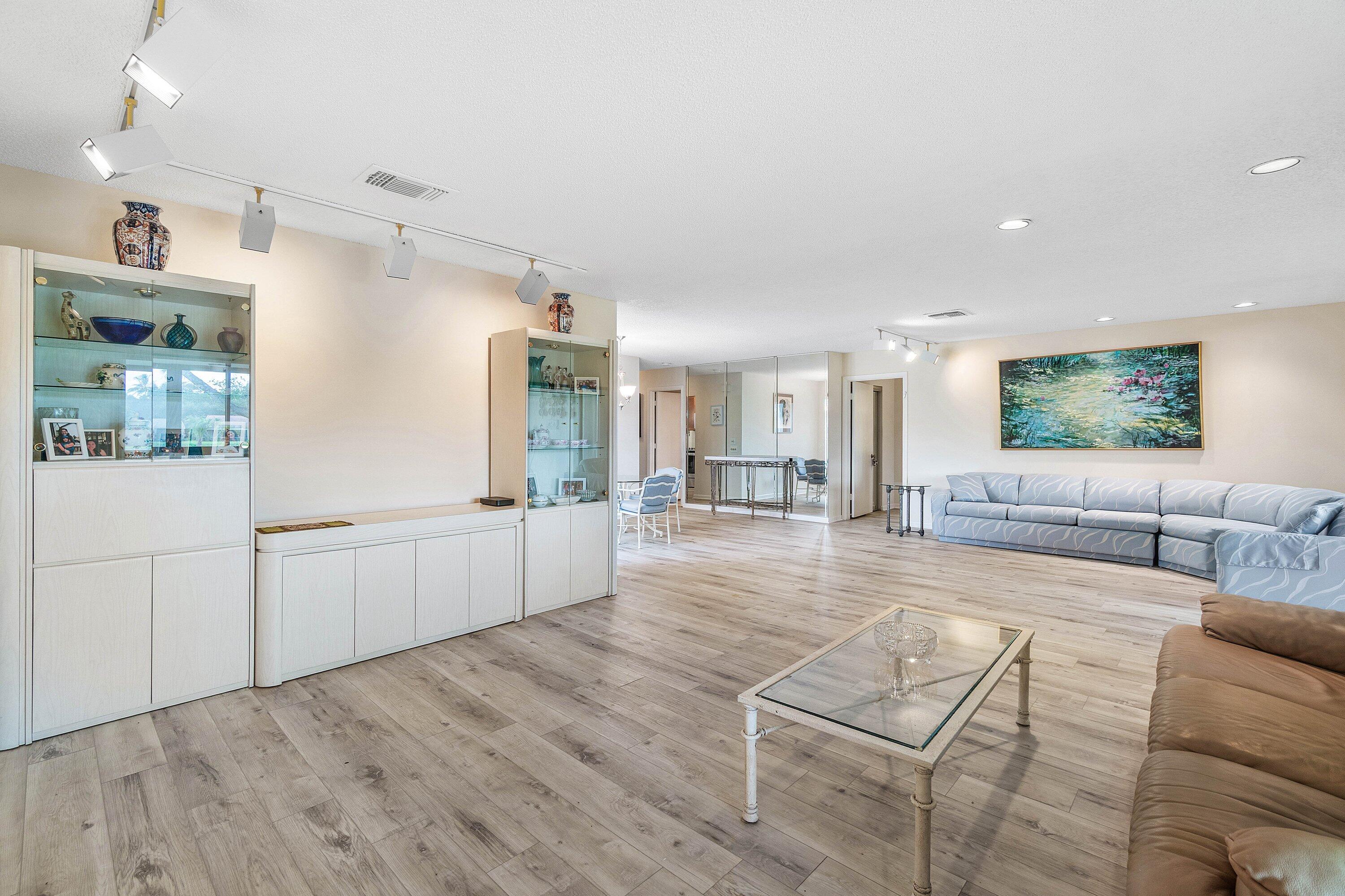 37 Stratford Lane W D