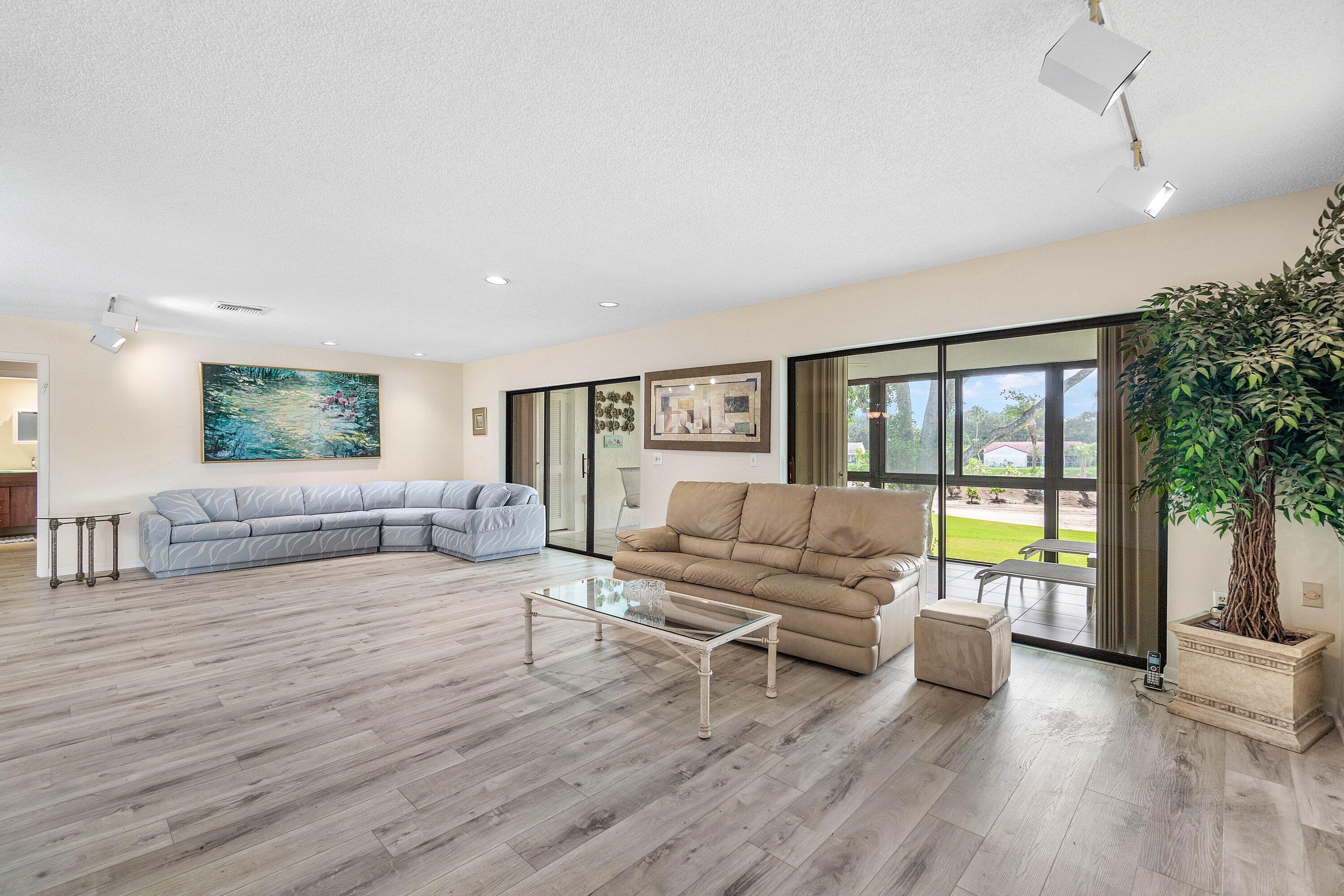 37 Stratford Lane W D