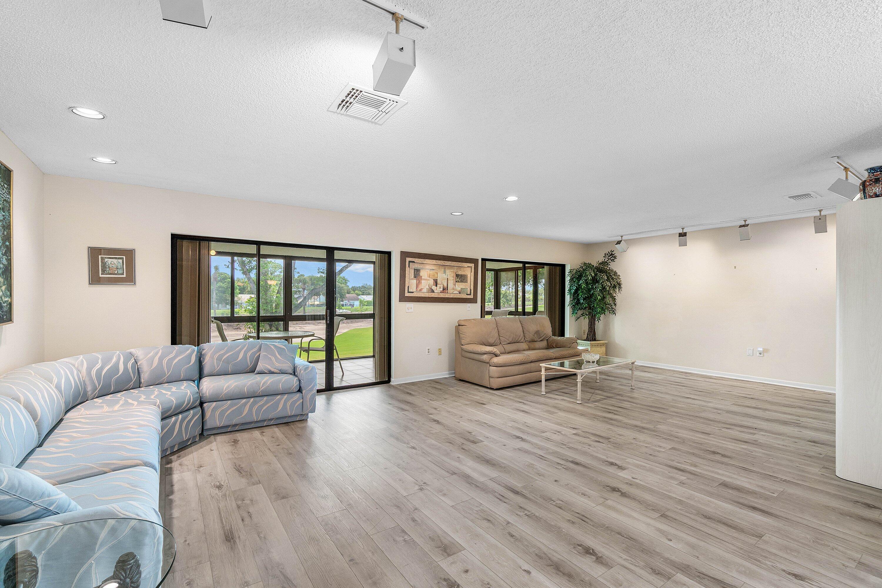 37 Stratford Lane W D