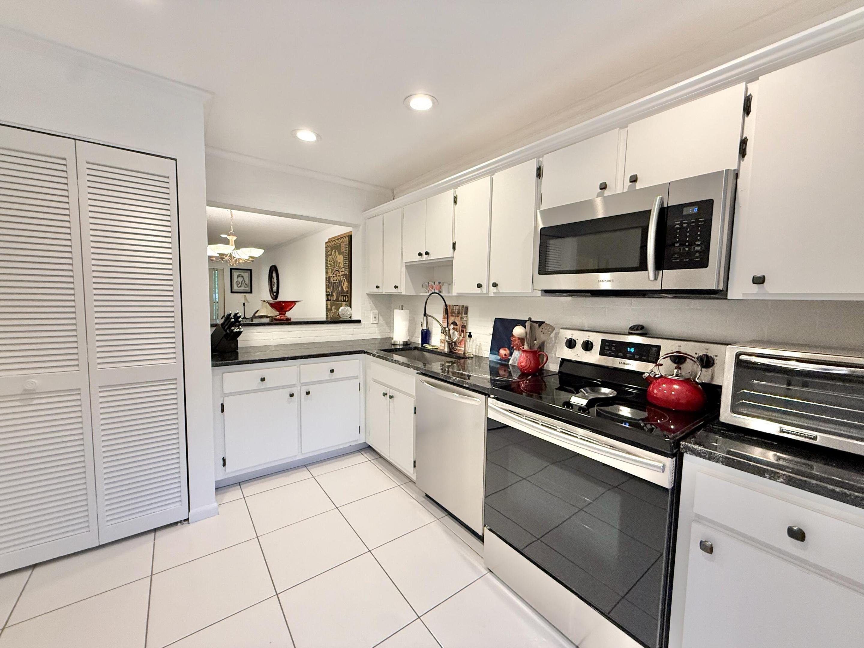 31 STRATFORD Lane W D