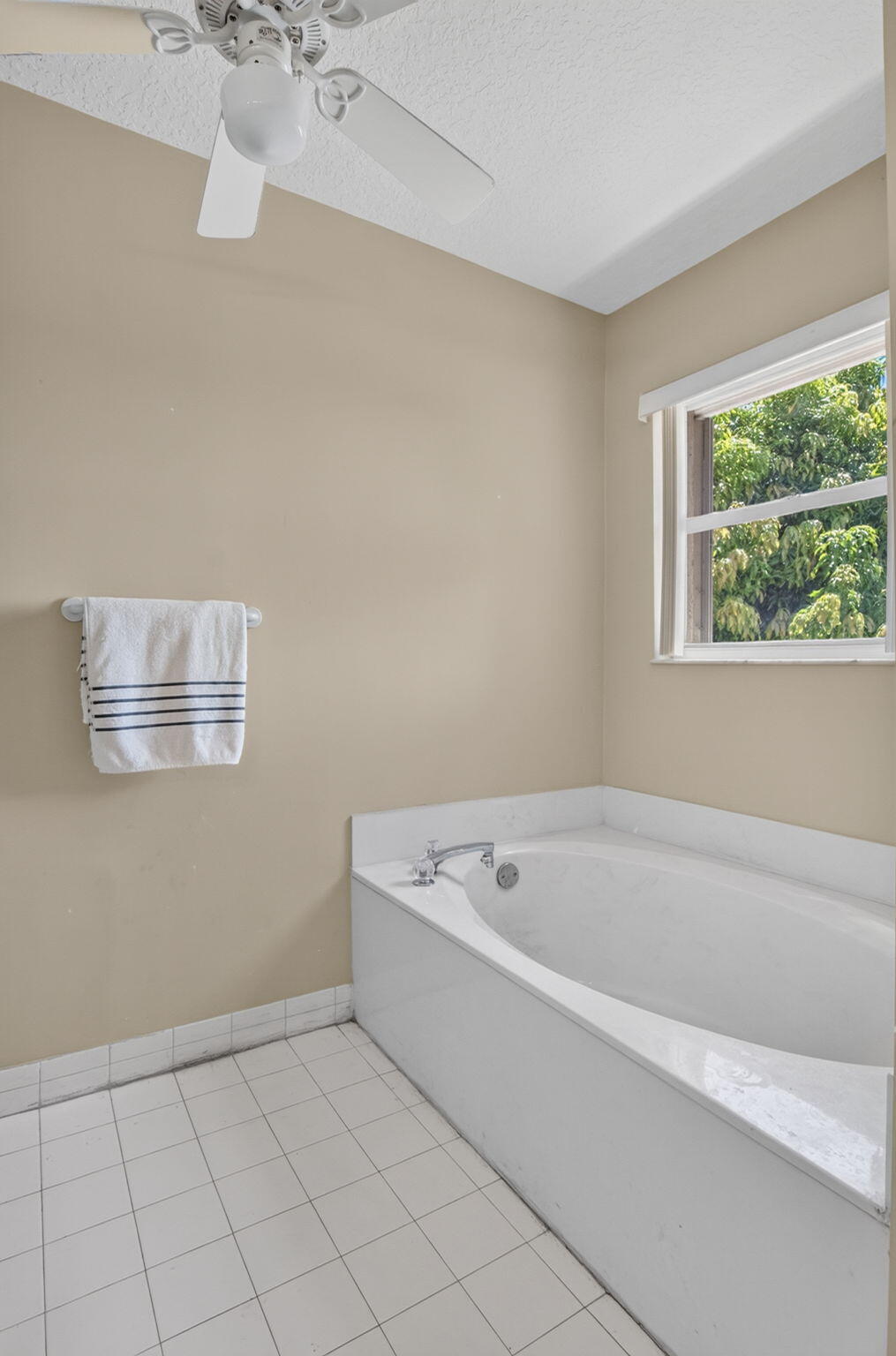 4060 SEA GRAPE Circle