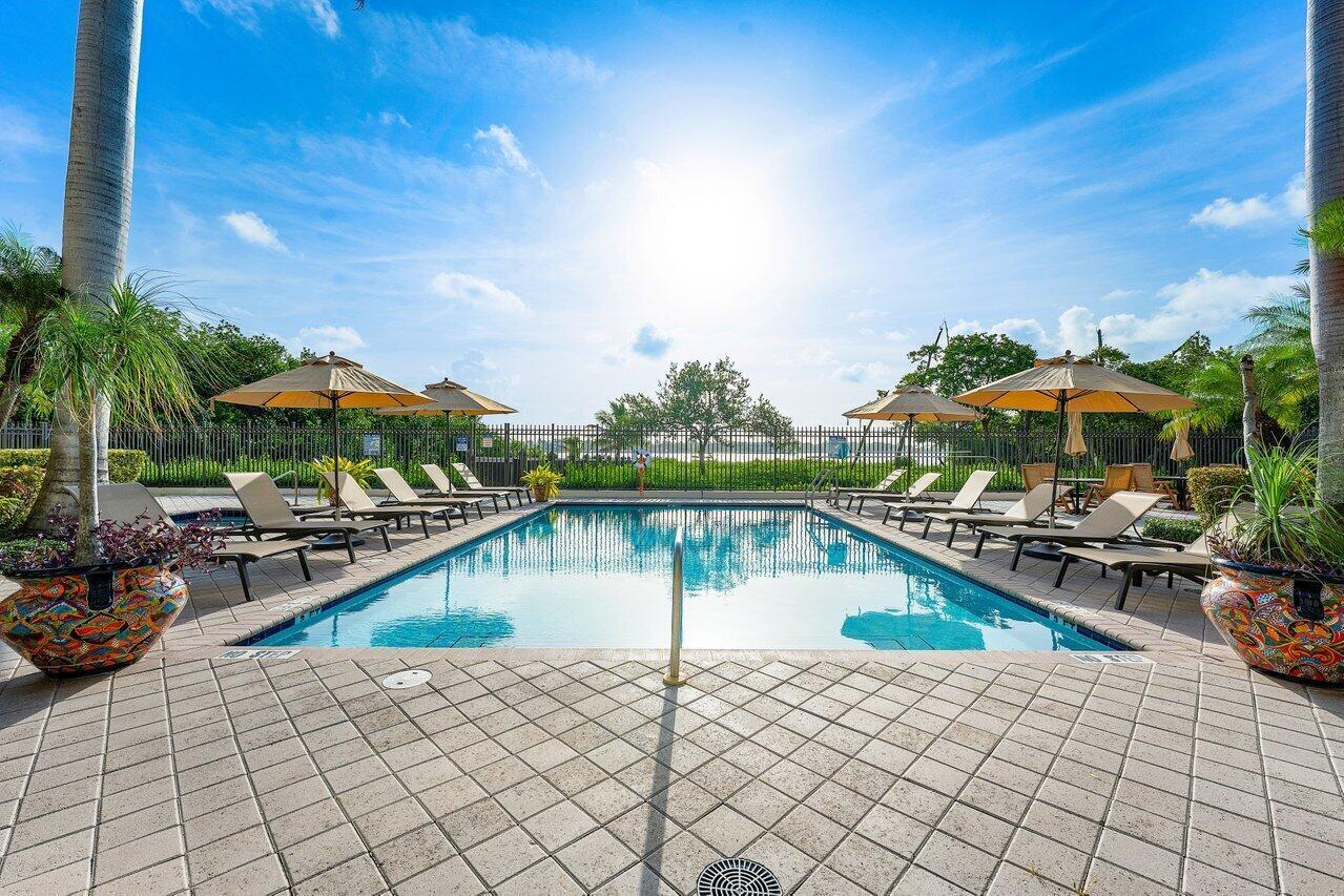 910 VIA VILLAGIO