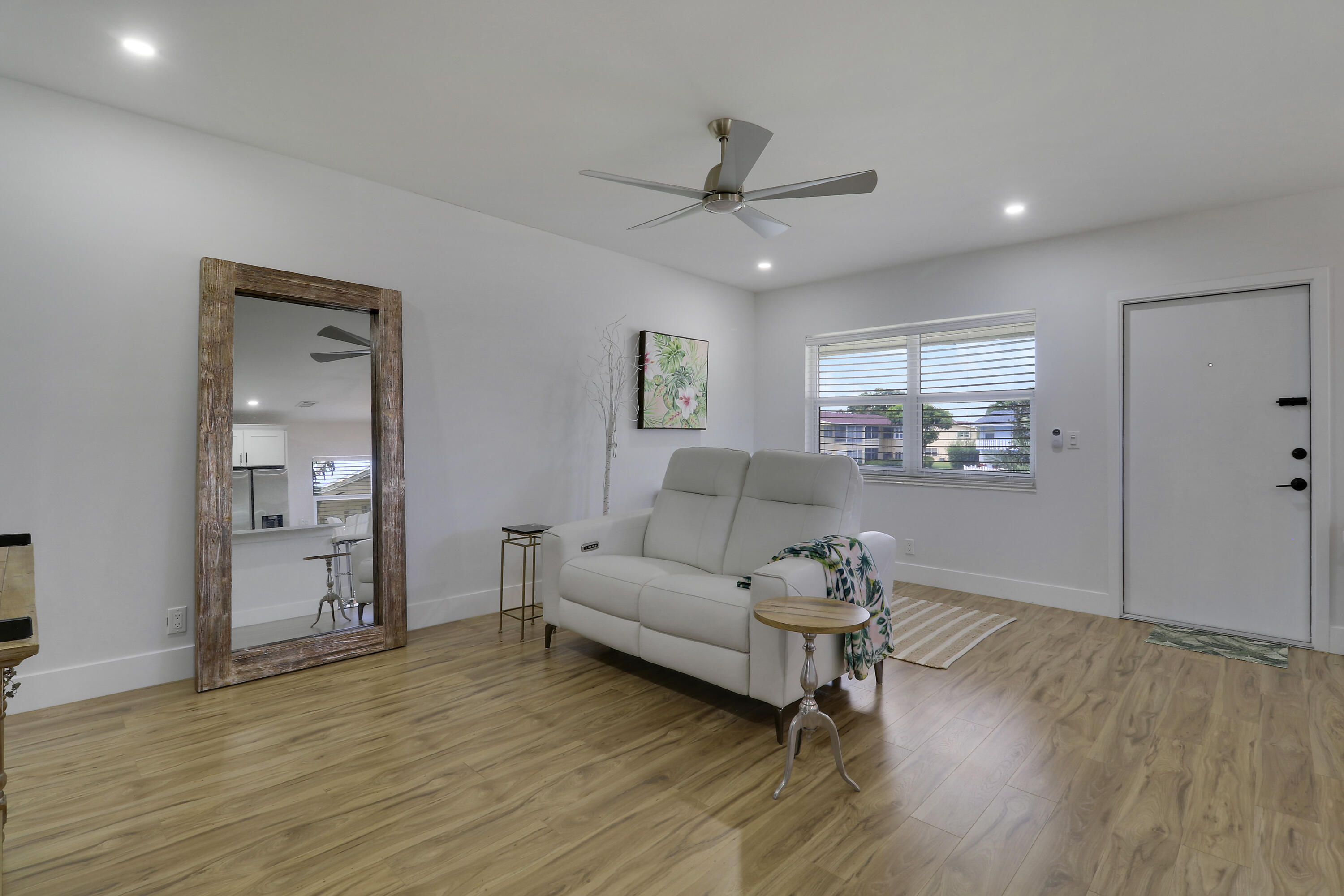 112 Salisbury E
