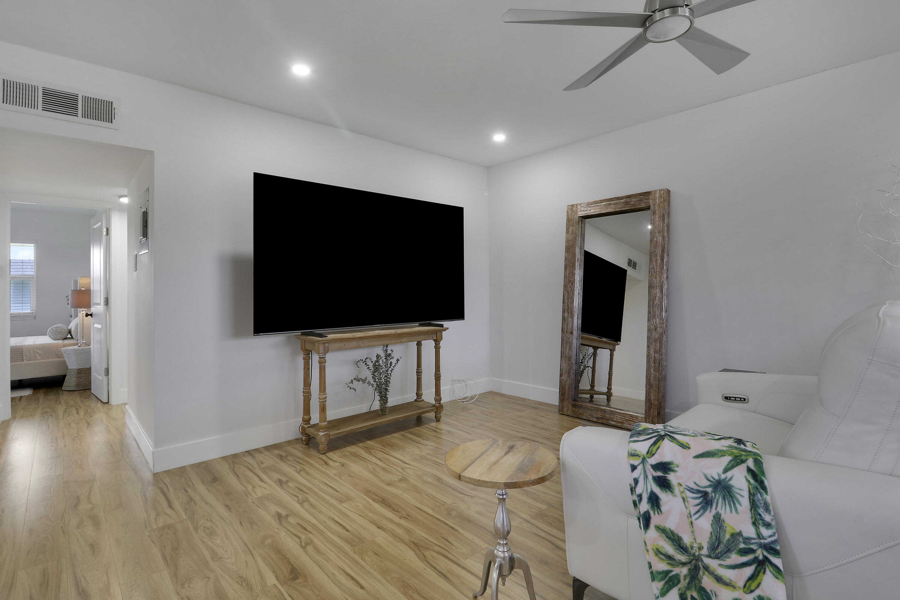 112 Salisbury E
