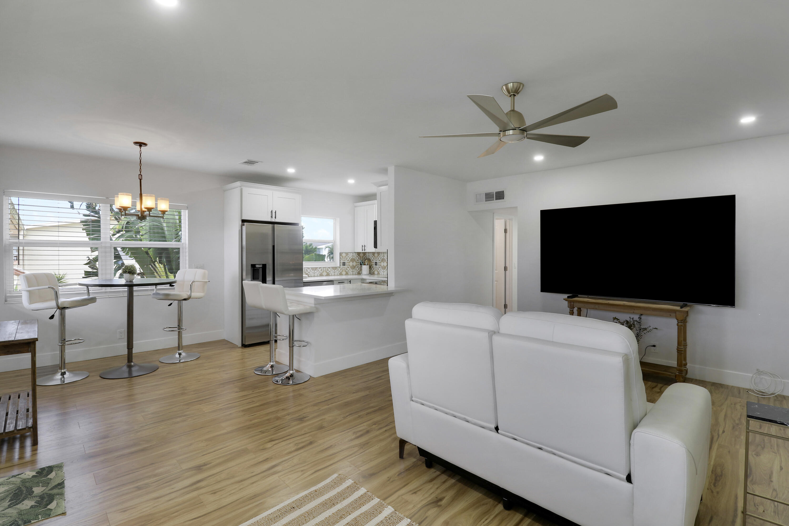112 Salisbury E