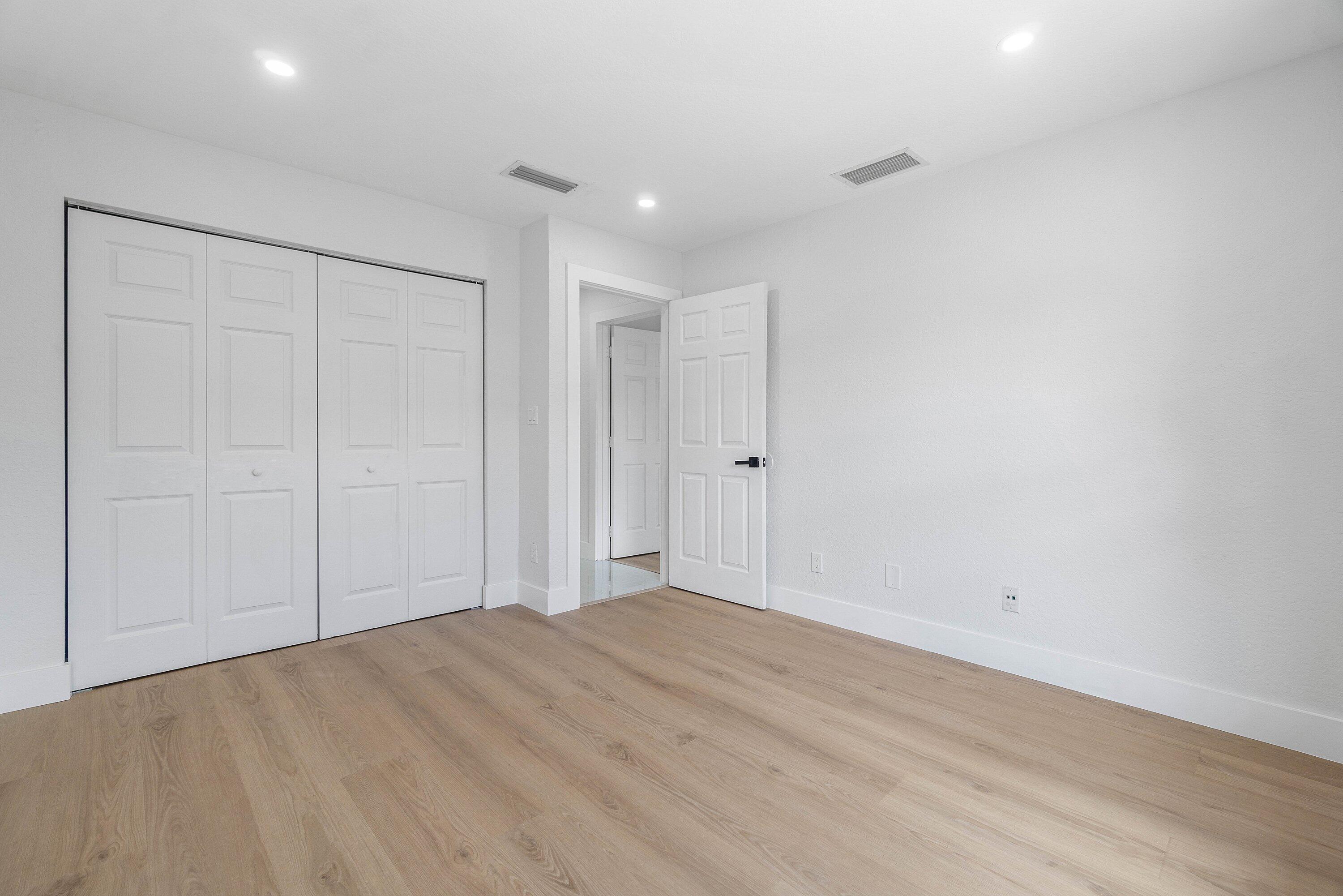 4879 LINCOLN Road