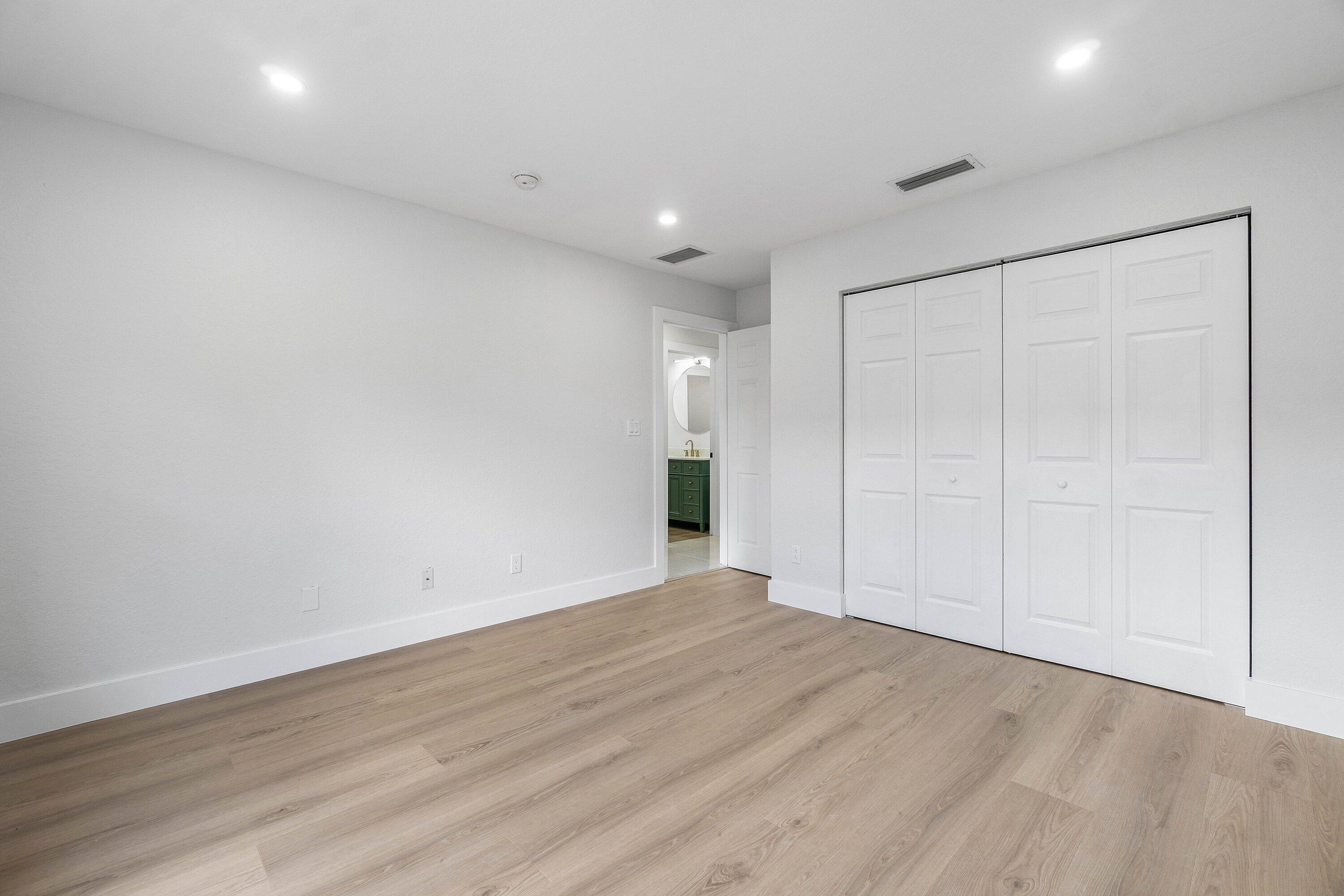 4879 LINCOLN Road