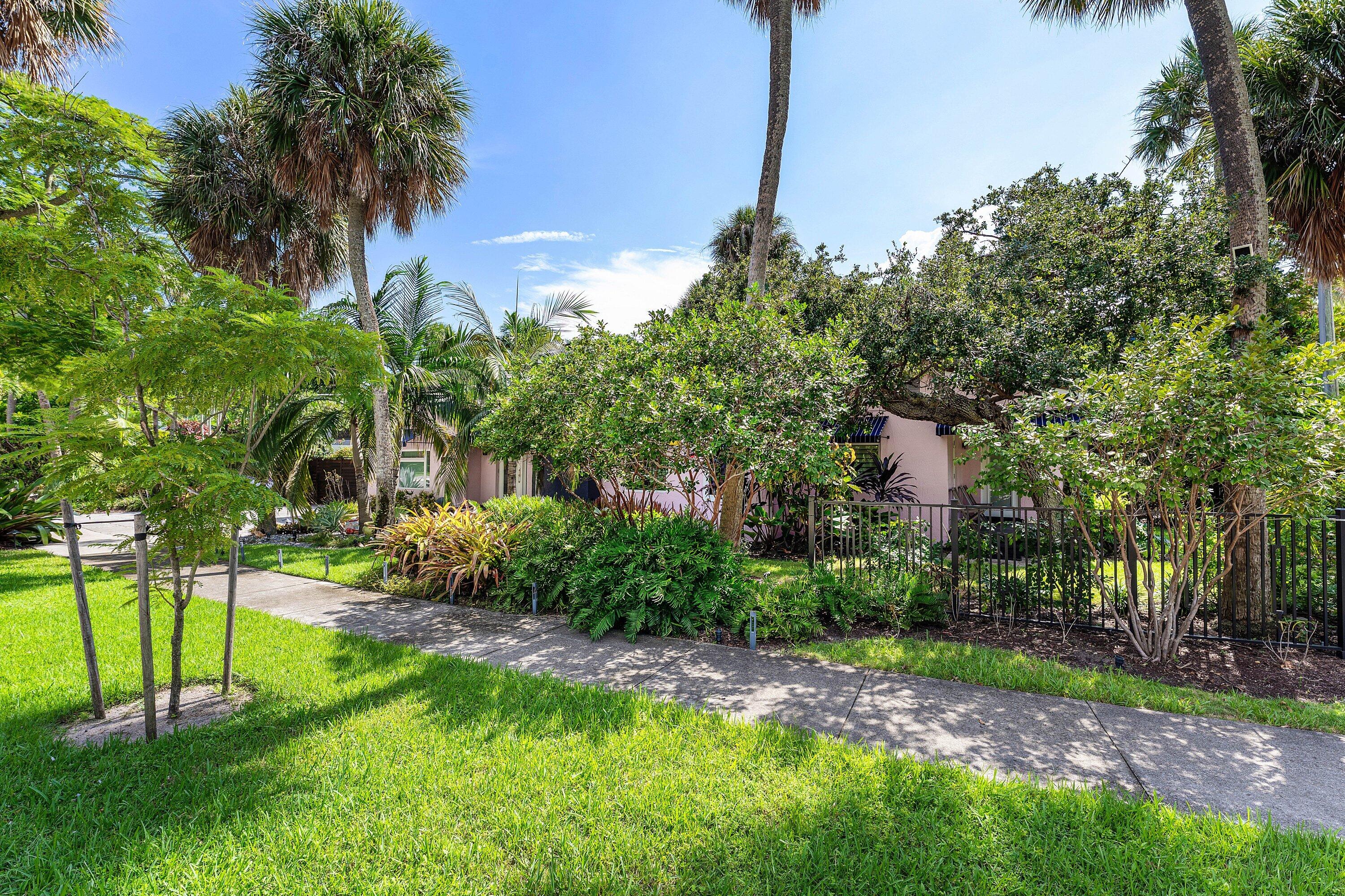 742 PARK Drive W