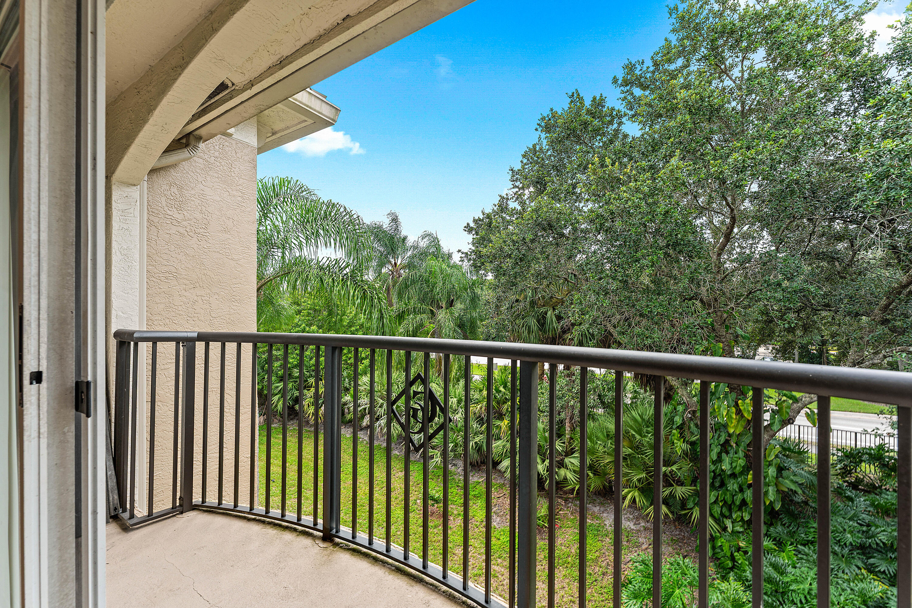 200 Crestwood Court N 211