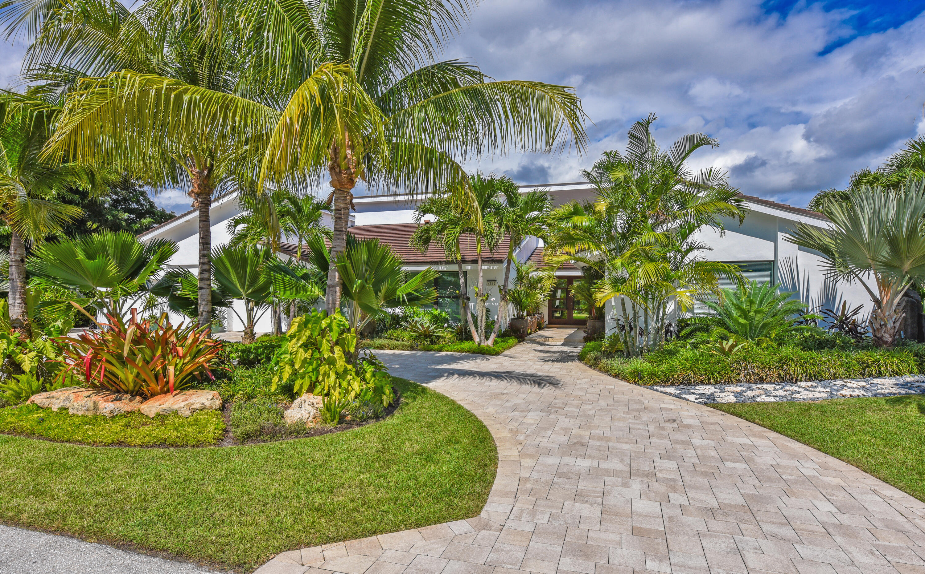 4561 OAK TREE Court