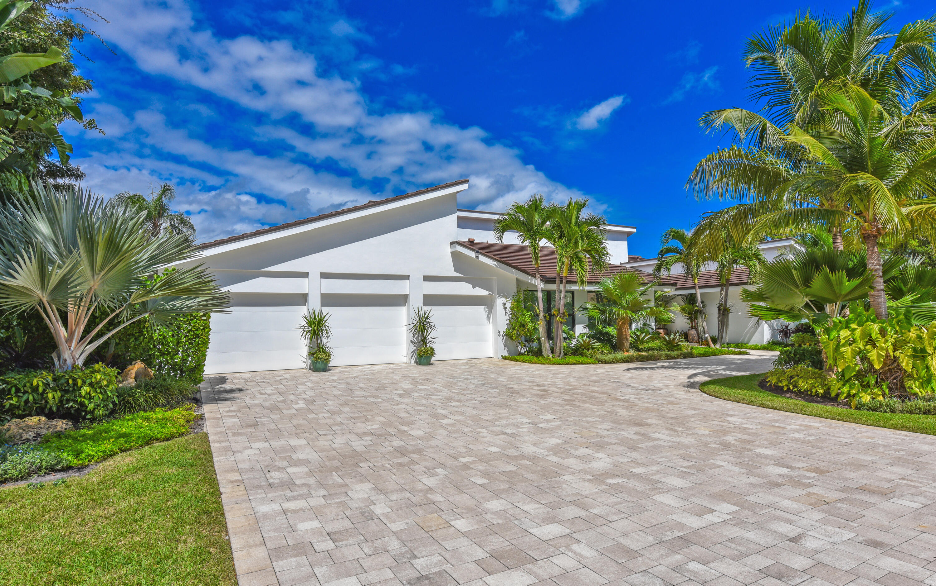 4561 OAK TREE Court