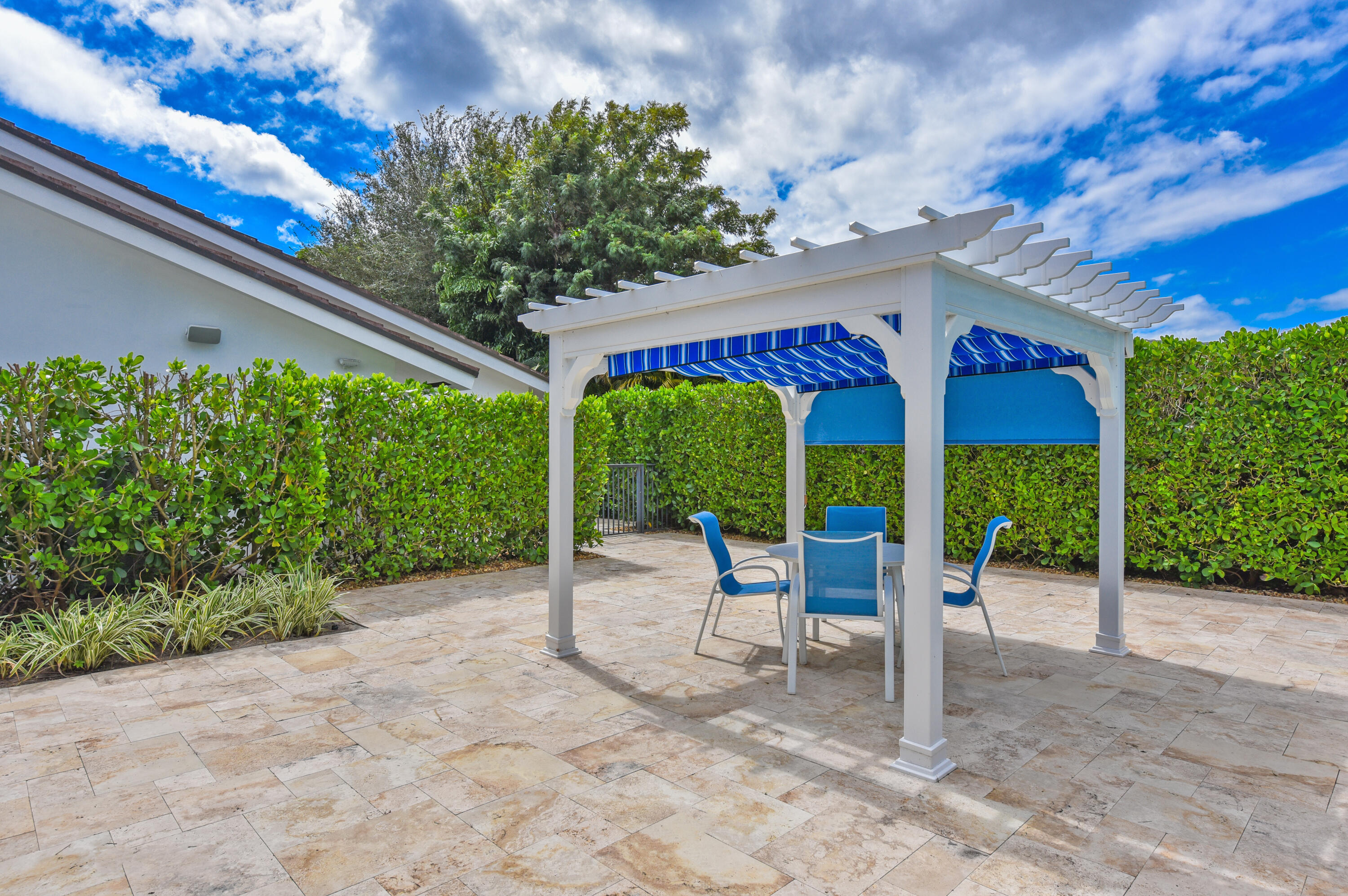 4561 OAK TREE Court
