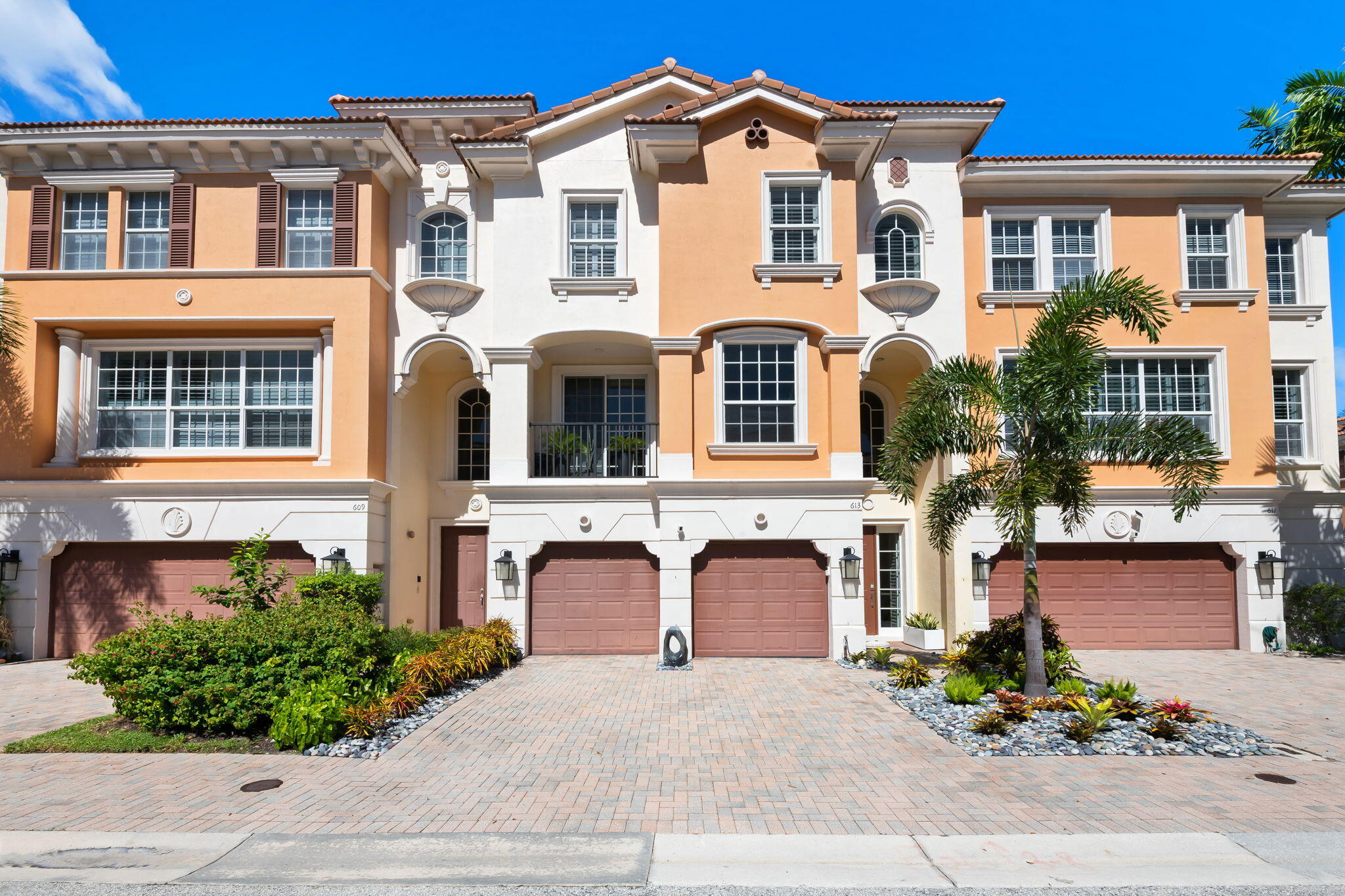 613 NE FRANCESCA Lane