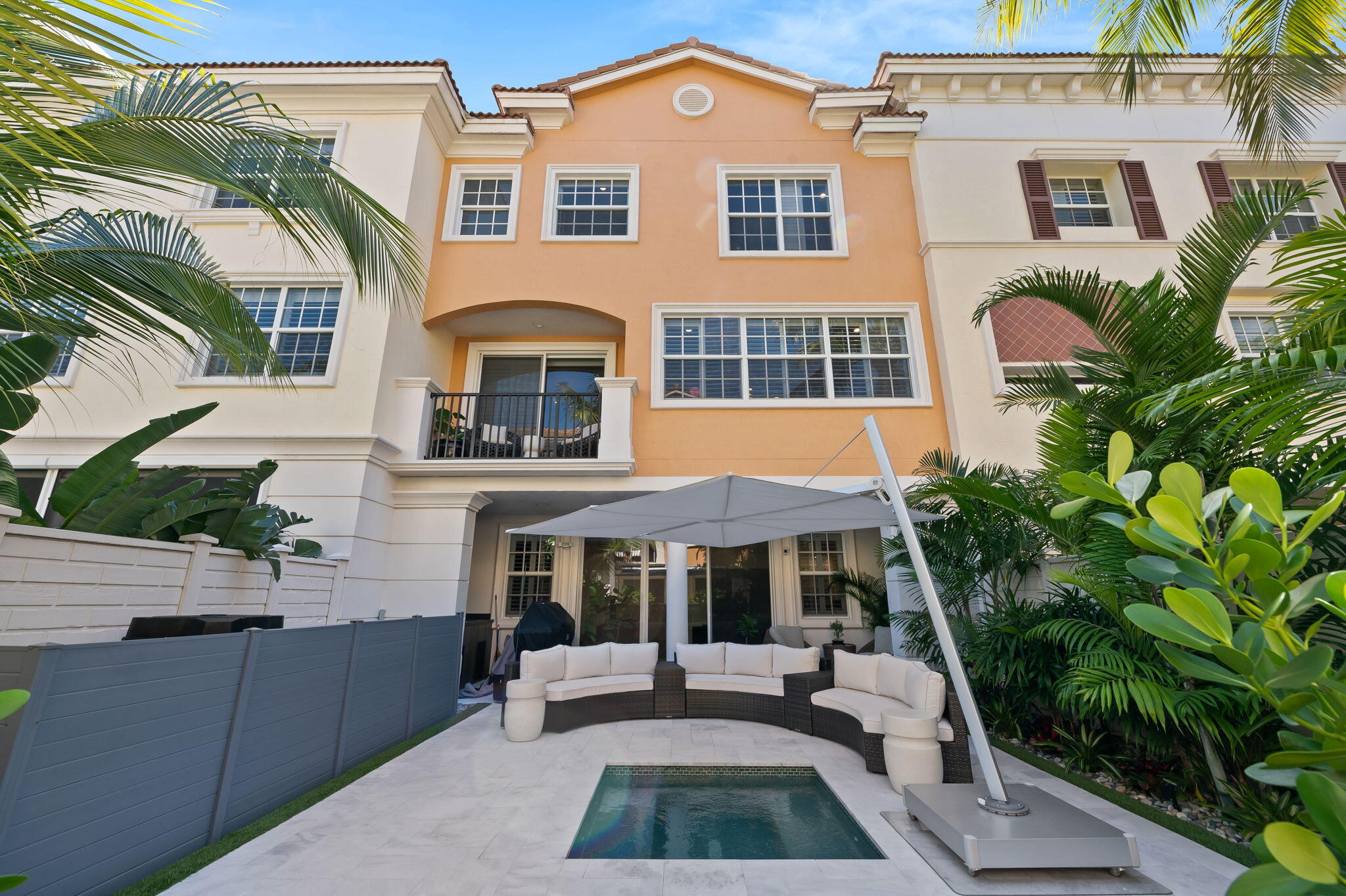 613 NE FRANCESCA Lane