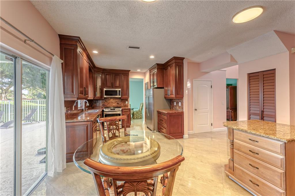 12221 Quilting Lane