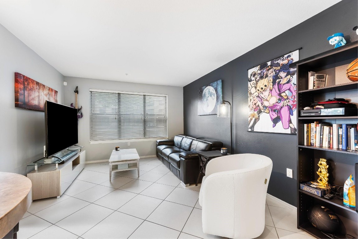 2317 N Congress 11 Avenue Unit: 11