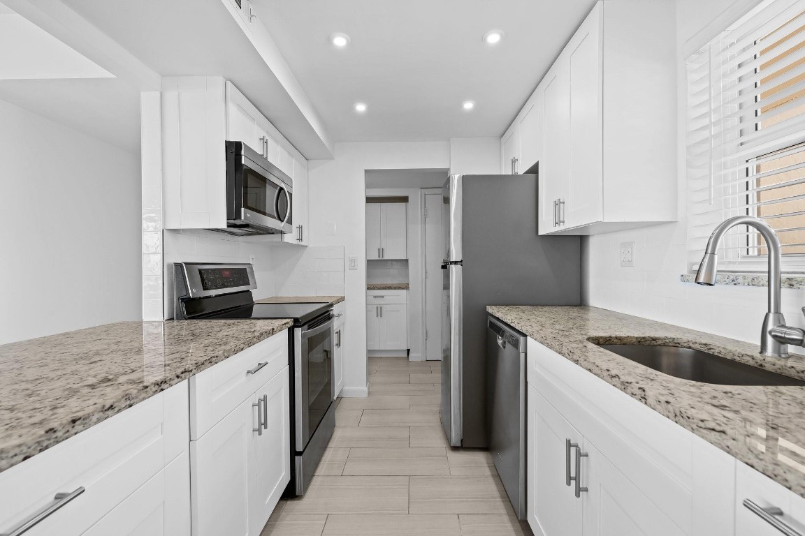 801 S Federal Highway 716