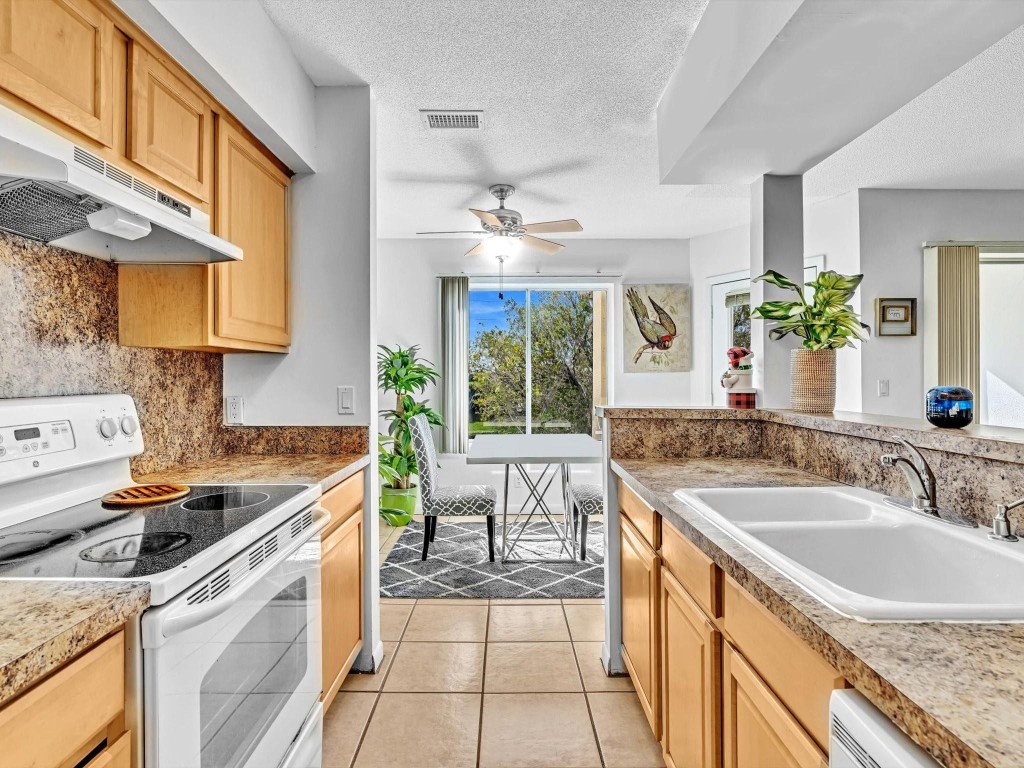815 W Boynton Beach Boulevard 6-202, Boynton Beach Unit: 6-202