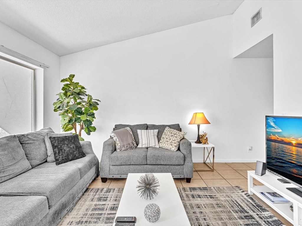 815 W Boynton Beach Boulevard 6-202, Boynton Beach Unit: 6-202