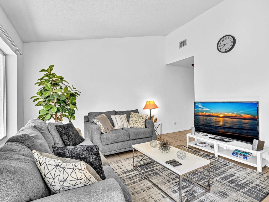 815 W Boynton Beach Boulevard 6-202, Boynton Beach Unit: 6-202