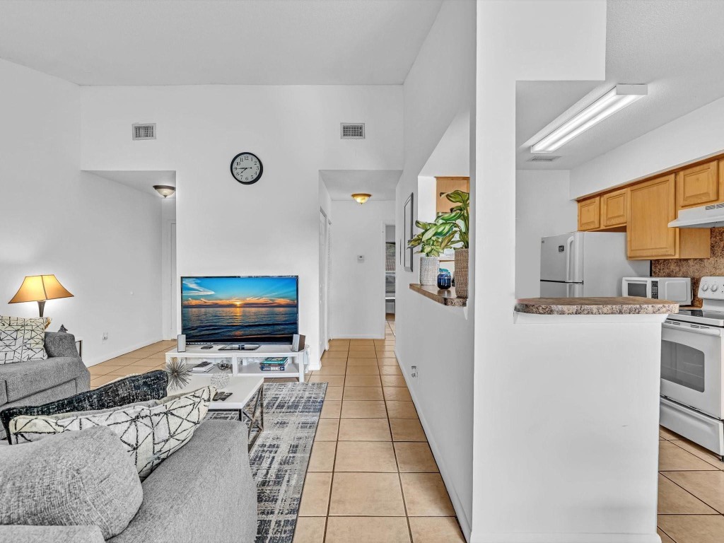 815 W Boynton Beach Boulevard 6-202, Boynton Beach Unit: 6-202