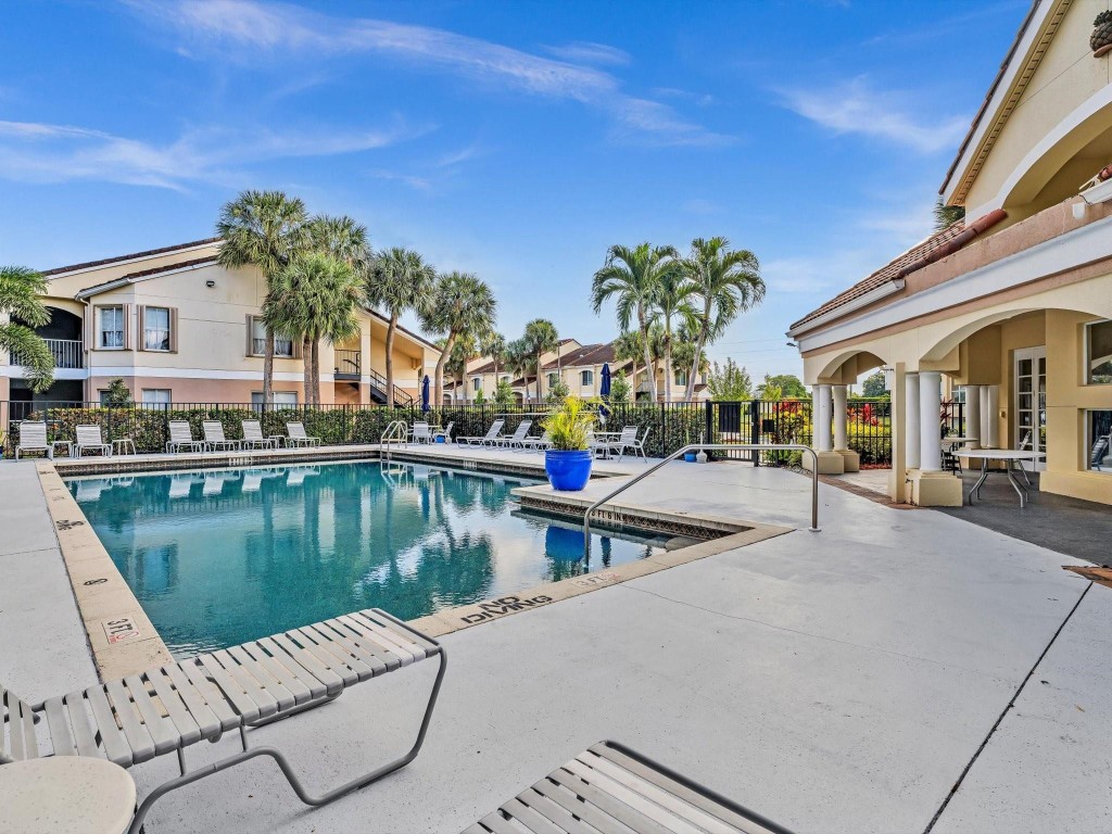 815 W Boynton Beach Boulevard 6-202, Boynton Beach Unit: 6-202