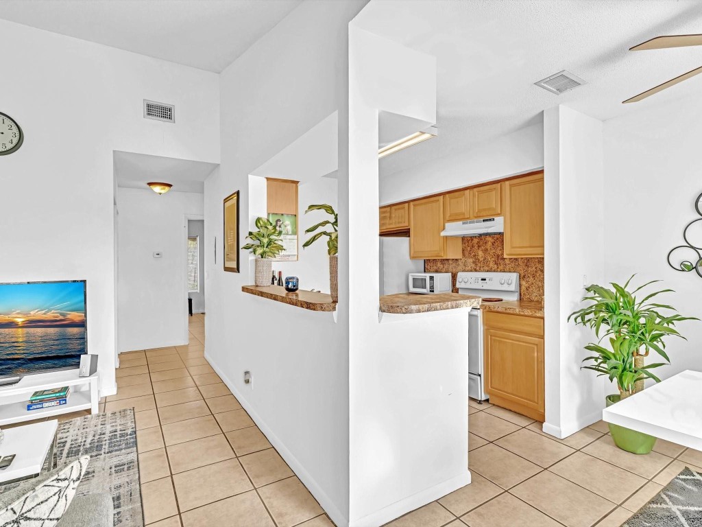 815 W Boynton Beach Boulevard 6-202, Boynton Beach Unit: 6-202