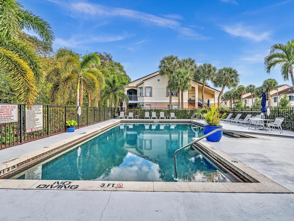 815 W Boynton Beach Boulevard 6-202, Boynton Beach Unit: 6-202