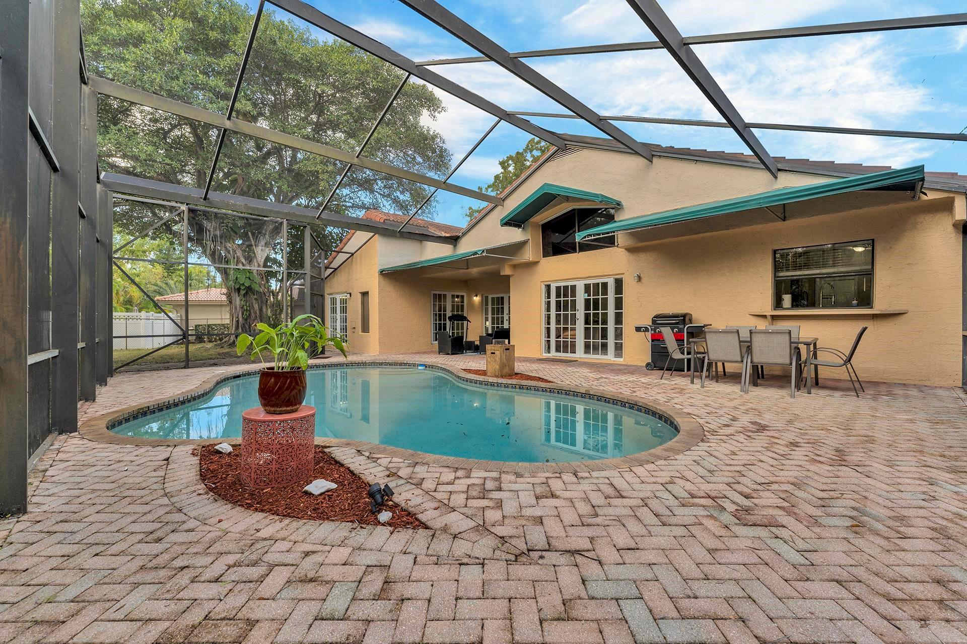 10998 NW 1st Manor