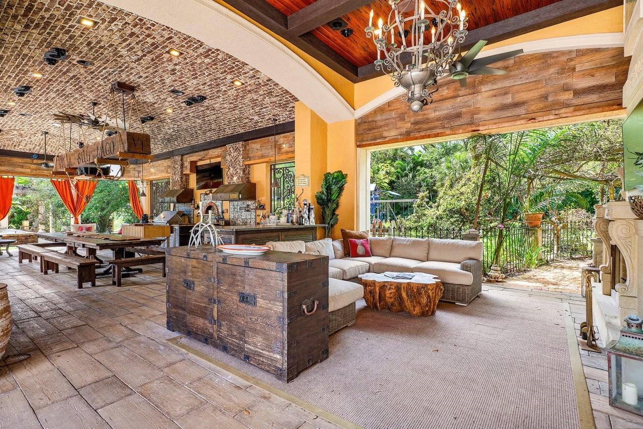 16389 Bridlewood Cir