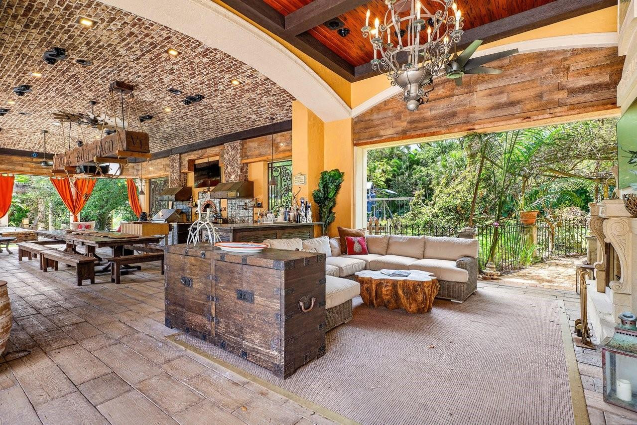 16389 Bridlewood Cir