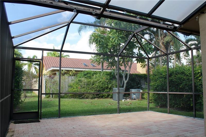 6722 Canary Palm Cir