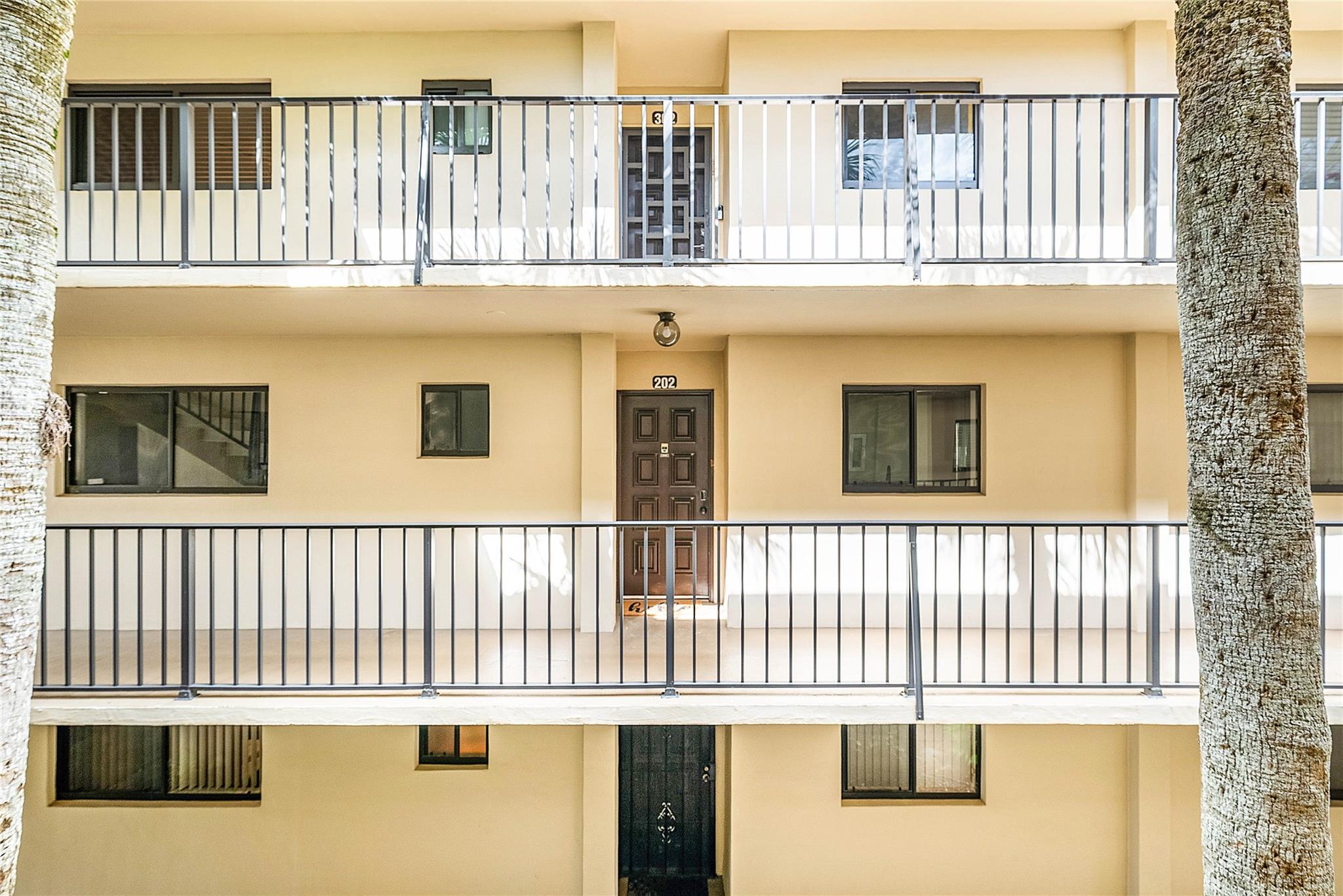 5280 Las Verdes Cir 202