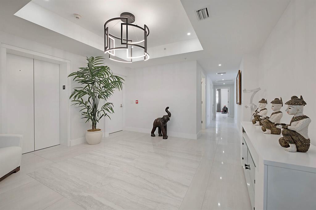 327 E Royal Palm Road Unit: 303