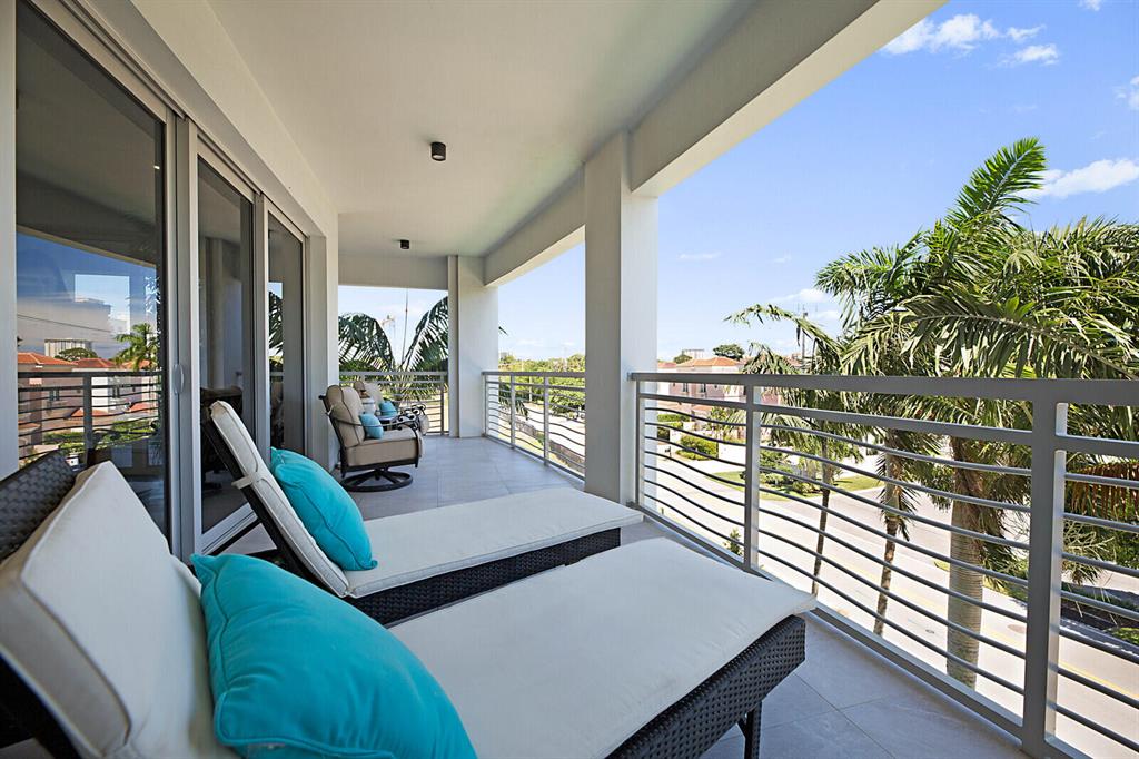 327 E Royal Palm Road Unit: 303