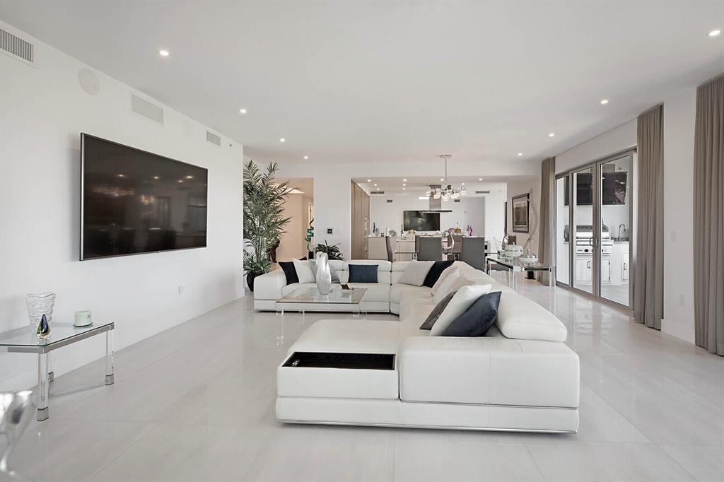 327 E Royal Palm Road Unit: 303