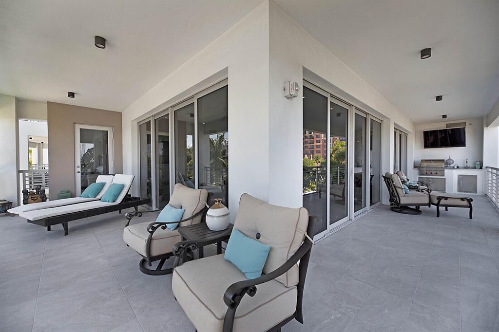 327 E Royal Palm Road Unit: 303