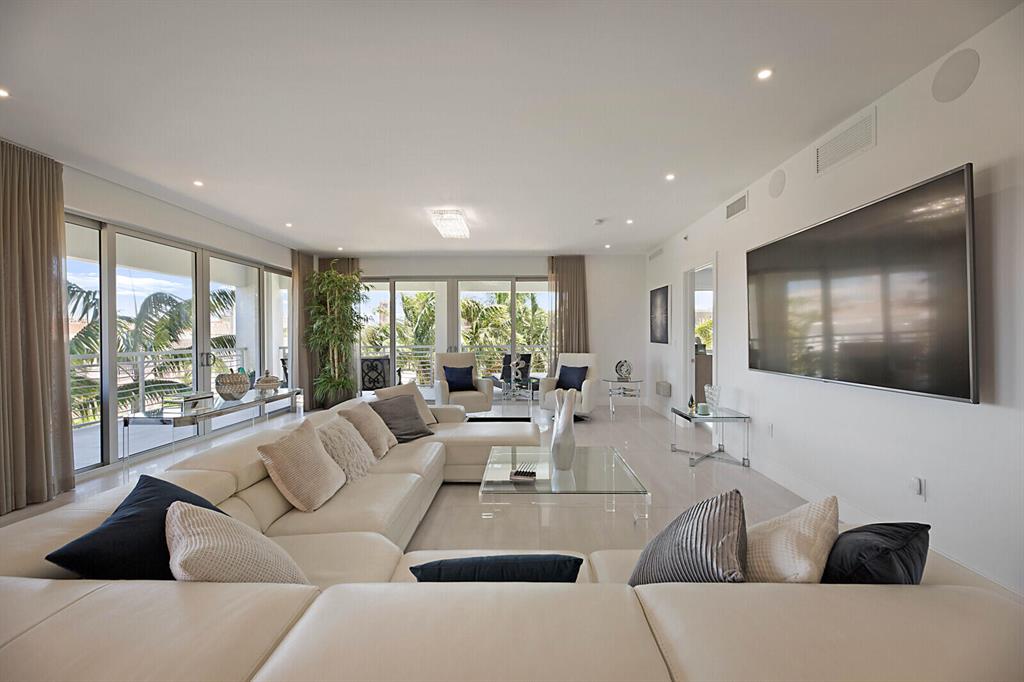 327 E Royal Palm Road Unit: 303