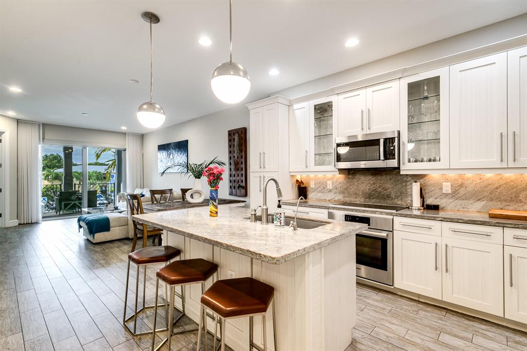 4511 El Mar Drive Unit: 211
