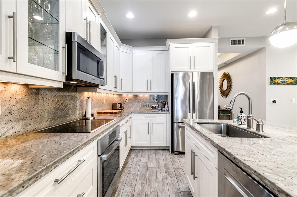 4511 El Mar Drive Unit: 211