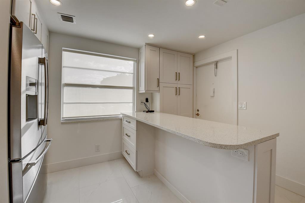 2037 Rexford C