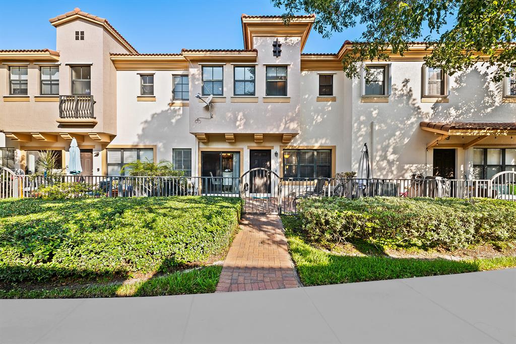 4742 N Grand Cypress Circle N Unit: 4742