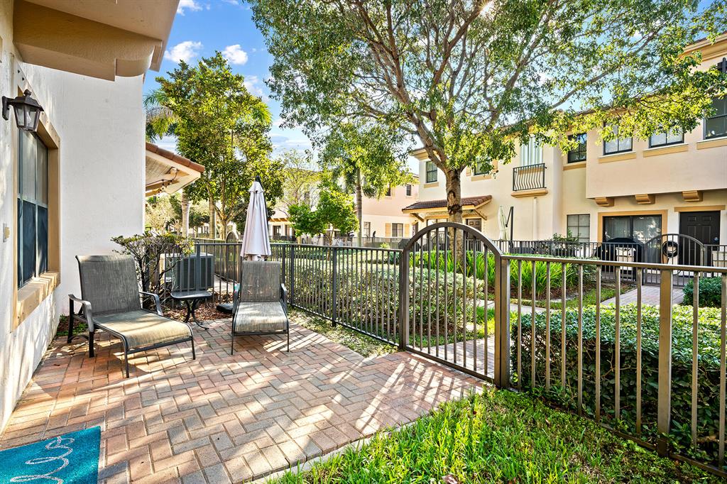 4742 N Grand Cypress Circle N Unit: 4742