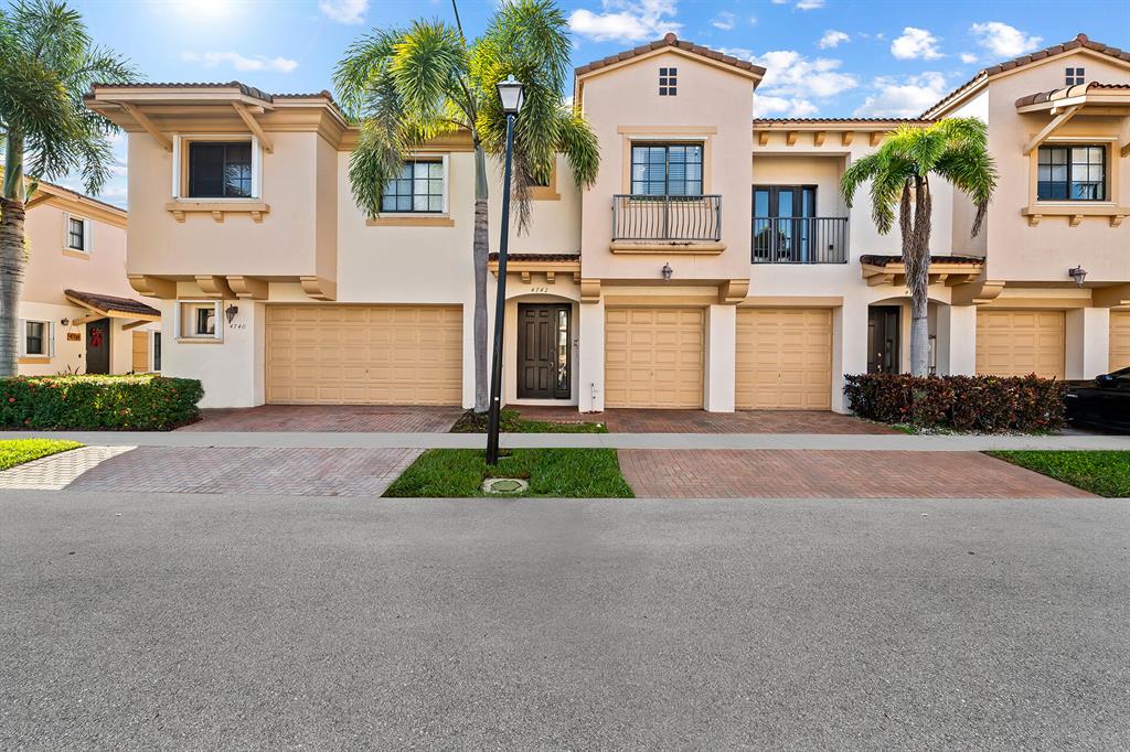 4742 N Grand Cypress Circle N Unit: 4742