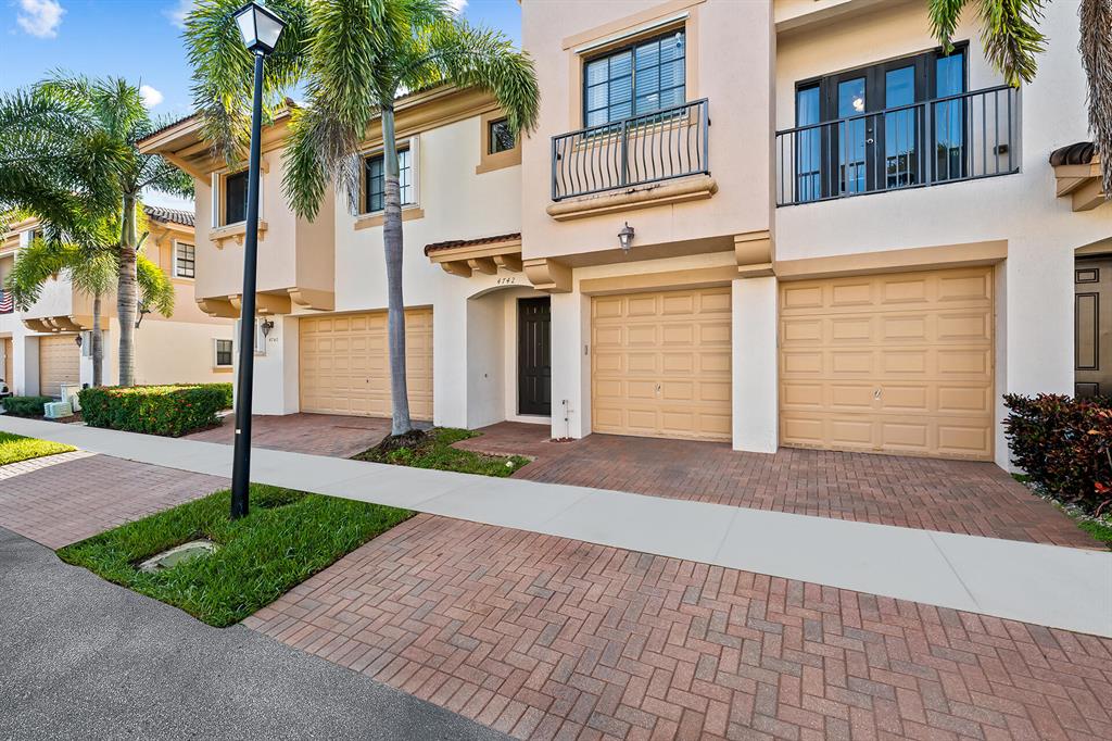 4742 N Grand Cypress Circle N Unit: 4742