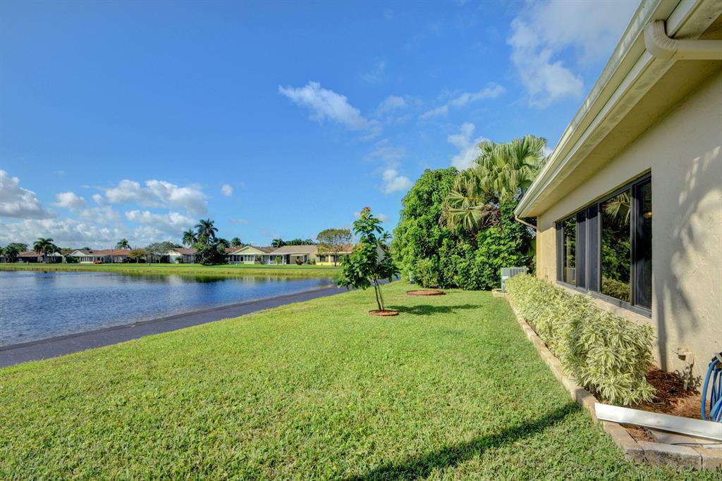 5679 Mirror Lakes Boulevard