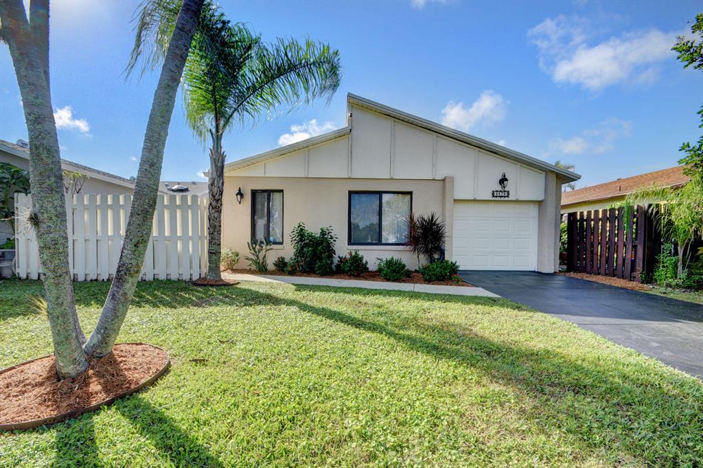 5679 Mirror Lakes Boulevard